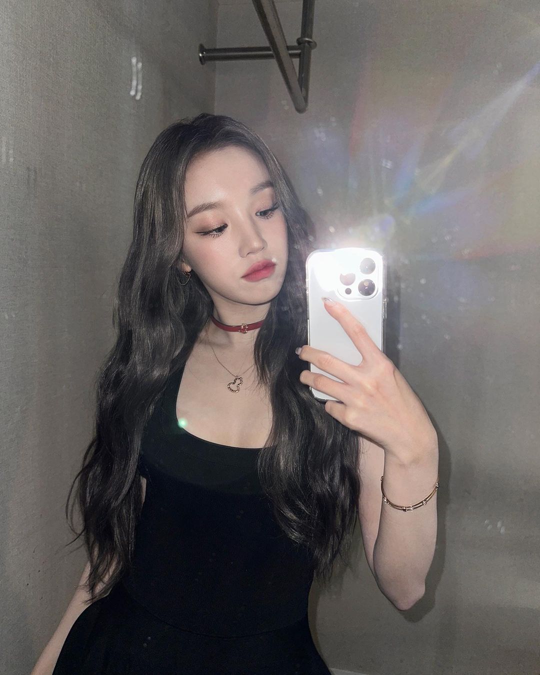  여자아이들 우기(yuqi) 블랙드레스 거울셀카