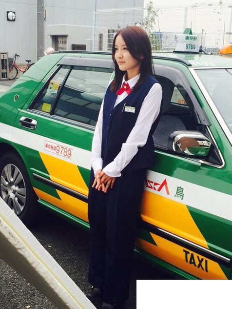 일본에서 택시 기사 투잡 하는 미녀 스시녀 모델 겸 택시 드라이버 이쿠타 카나(生田佳那)