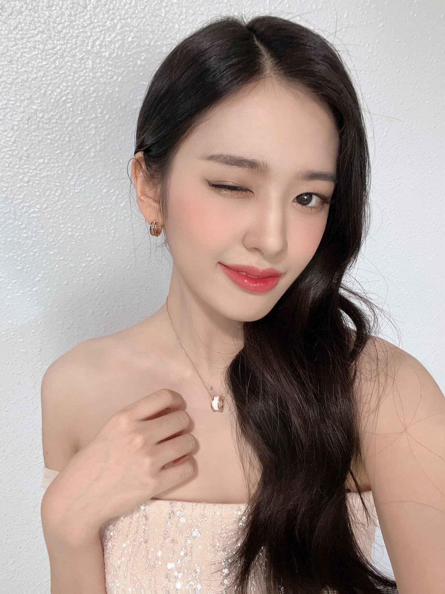 아이브 안유진 인스타그램 오프숄더