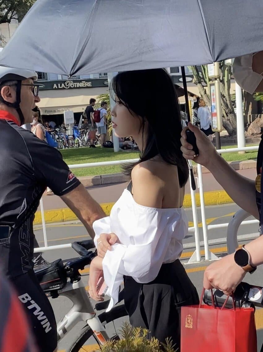  아이유, 칸영화제에서 걷기만해도 화보…오프숄더 뒷모습 눈길