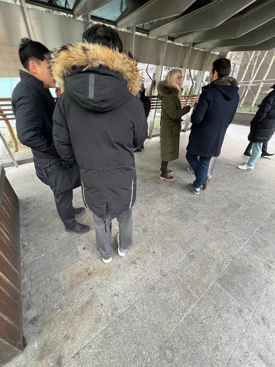  캐시 우드 여의도에서 담배타임 하는 사진