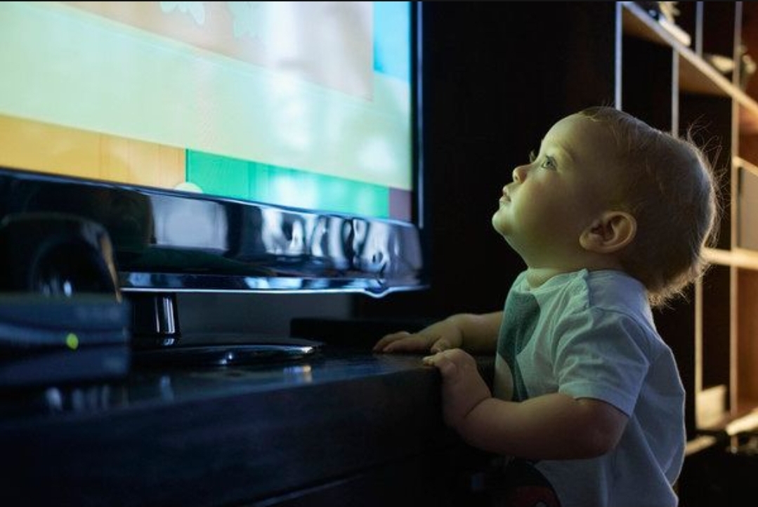 자녀의 시선 집중시키는 TV와 유튜브, 몇 살부터 보면 적정할까？
