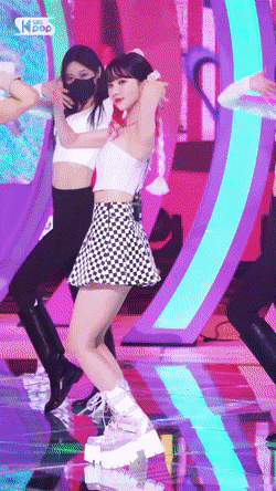  비비지 은하 체크무늬 스커트 크롭티