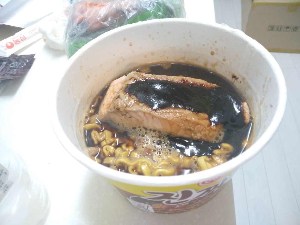  고급스러운 짬처리 비주얼. 통연어 진짜장