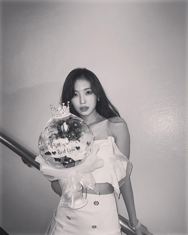  220401 오마이걸 아린 뮤직뱅크 무대의상 오프숄더 드레스