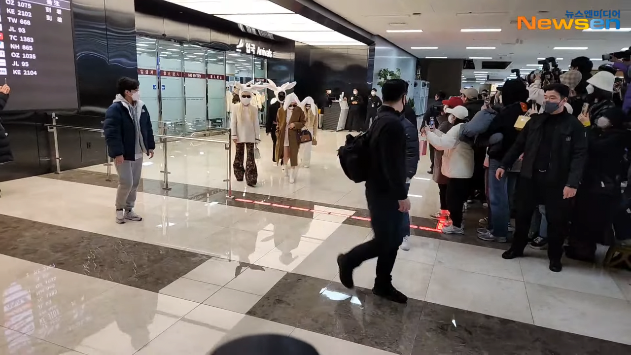  데뷔 7년차 트와이스가 계묘년에 입국하는 방법...jpg