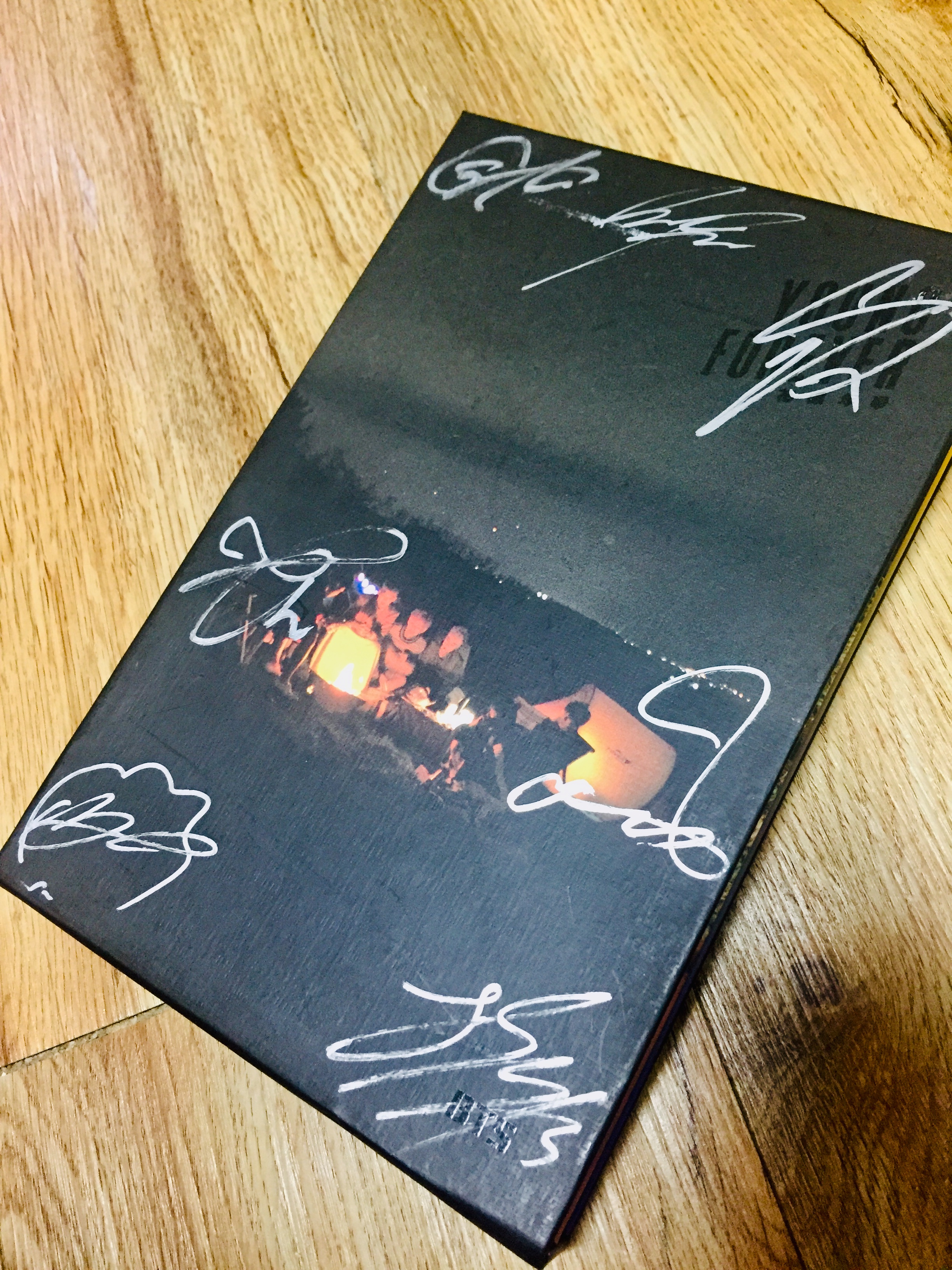  굴러다니던 CD에 왜 BTS 사인이.