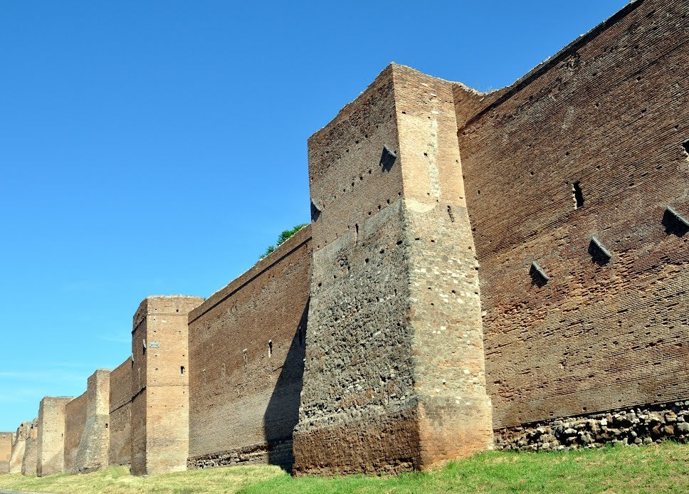 로마제국이 쌓은 아우렐리아누스 성벽