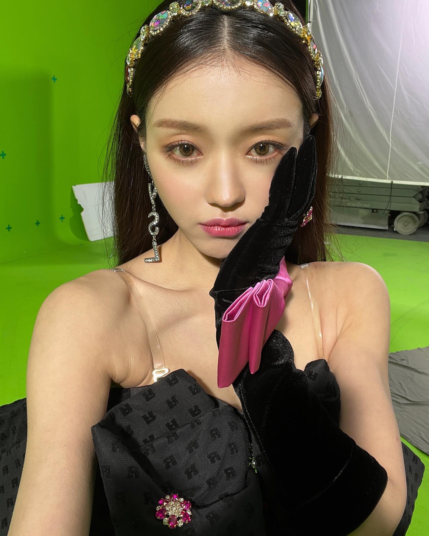  오마이걸 유아 오프숄더 셀카