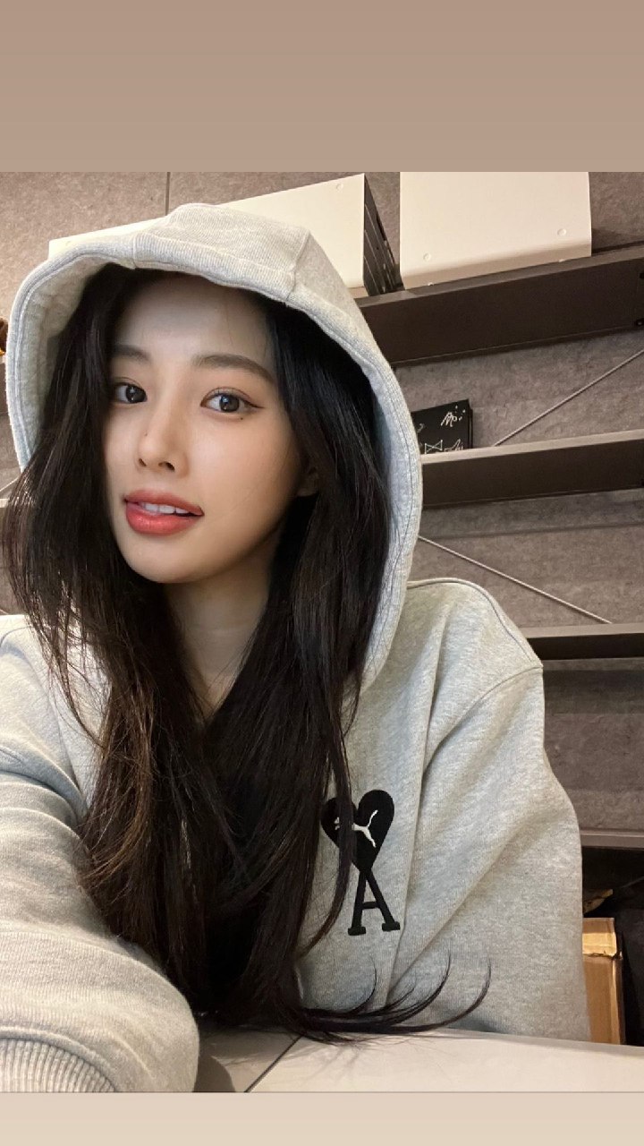  강혜원 퓨마 후드티 셀카