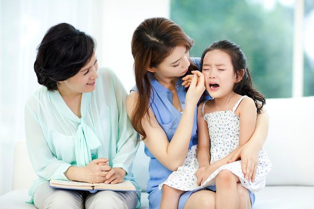  엄마와 떨어지지 않으려고 해서 고민이에요