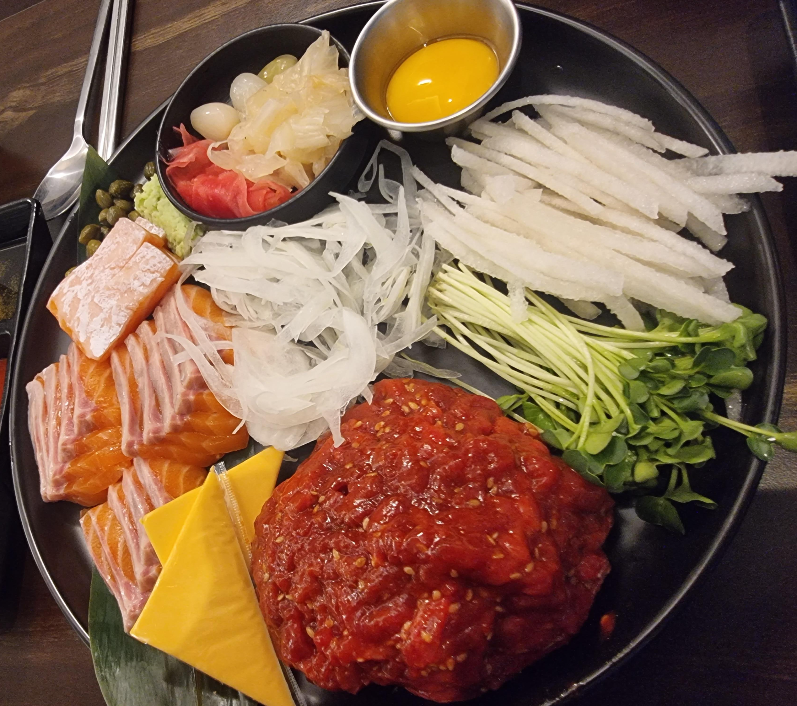  중랑구 묵동 7호선 먹골역 육연식당 당일 재료를 원칙으로 신선한 육회와 연어가 무한리필 맛집
