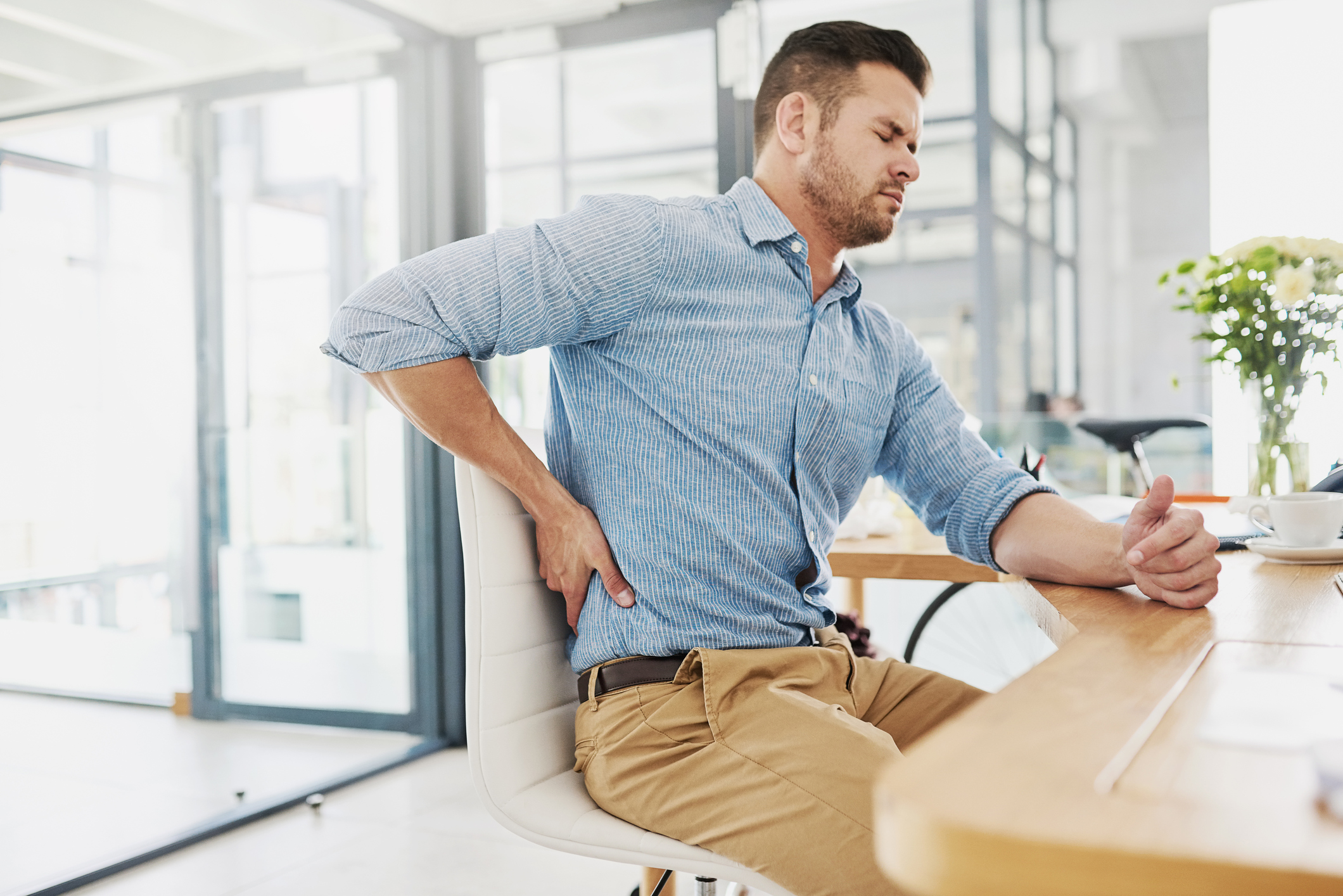 앉아있을 때 허리통증 왜 생기는 걸까? 어떻게 허리통증을 없애야할까