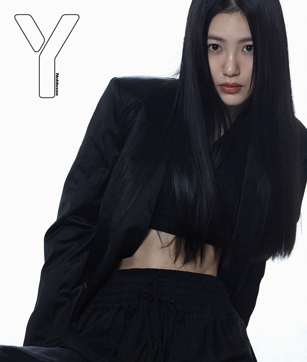  신예은, 매혹적인 미모로 화보에 등장!