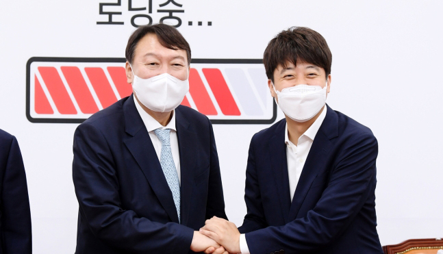  윤석열 최재형과 싸우려는 이준석, 당대표로서 포지션 망각.