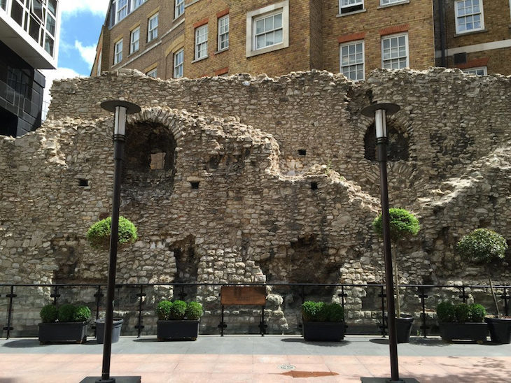 로마가 축성한 성벽의 흔적 런던 월