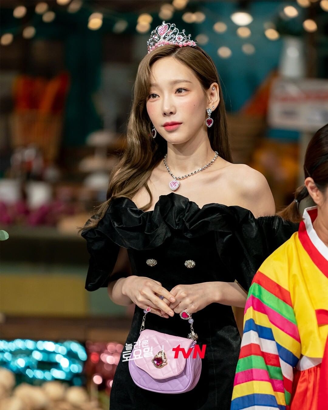  놀라운 토요일에 오프숄더 입고 온 태연