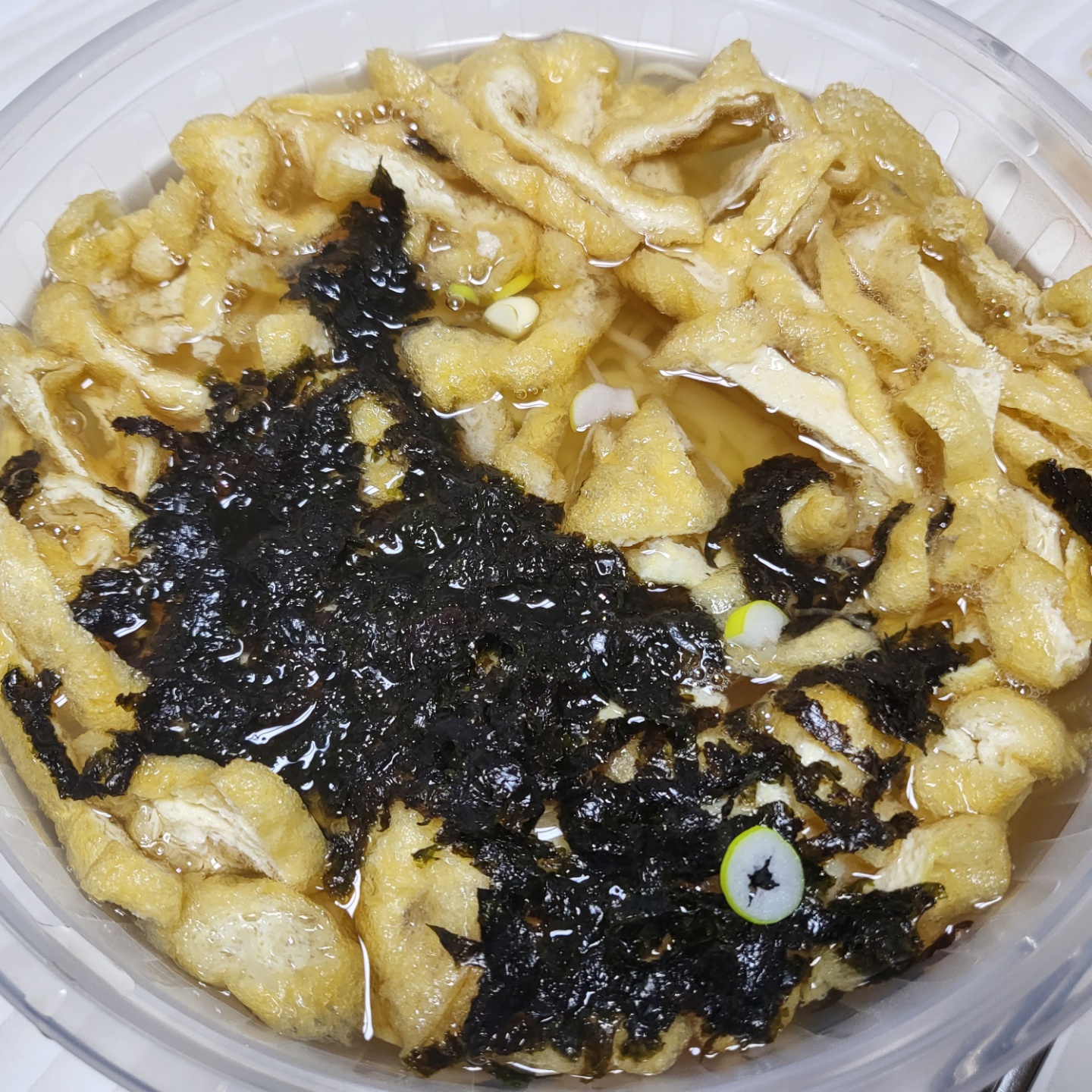  쌀쌀한 날씨에 뜨끈한 국물이 생각나는 날~! 우동 한 그릇 어떠세용?