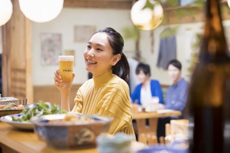 아사히 맥주 CM 모델 하차 후 호시노 겐과 사이에서 임신설 도는 스시녀 여배우 아라가키 유이(新垣結衣)