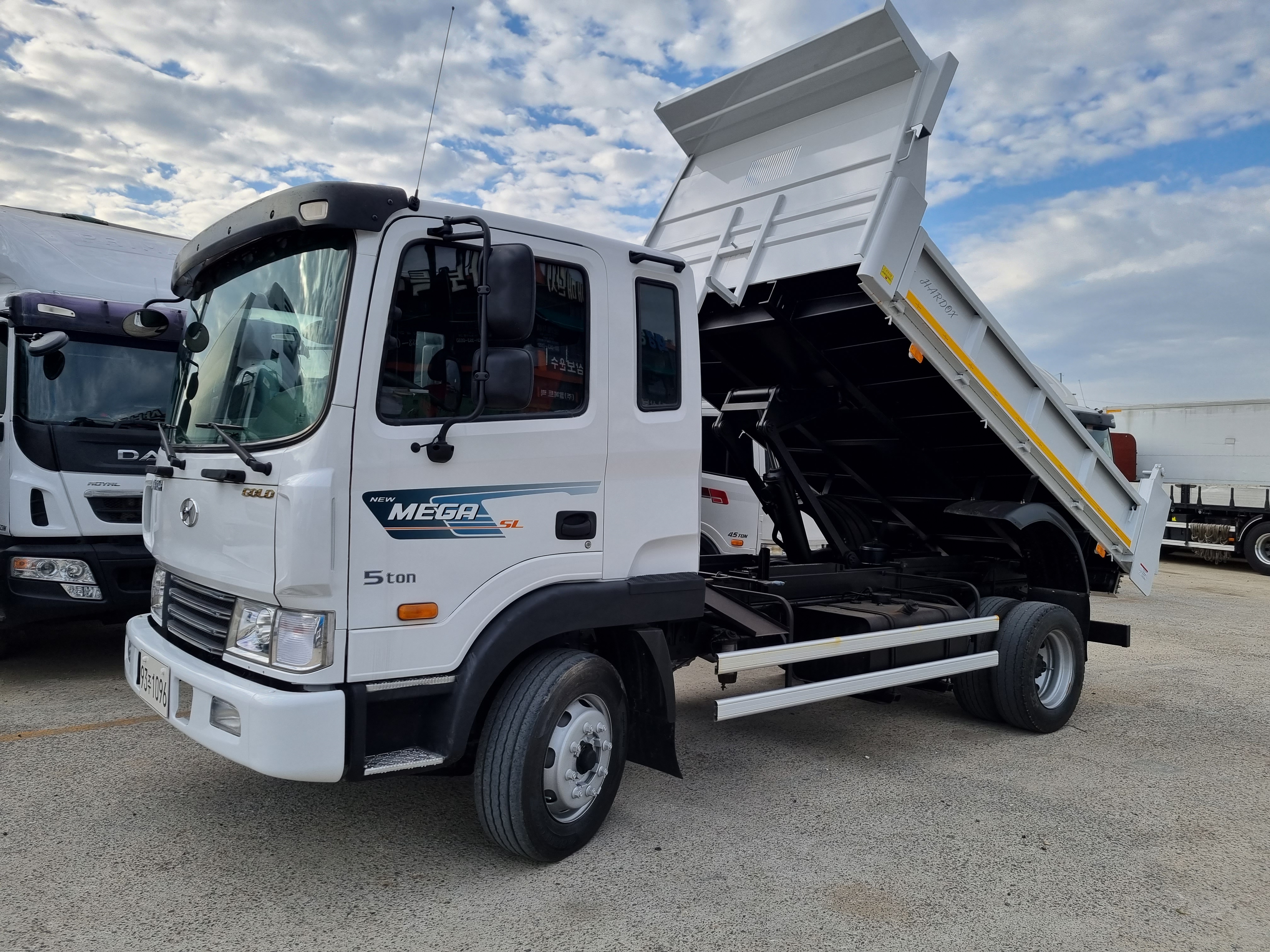  메가트럭 5톤덤프 신규제작적재함 하독스강판사용2014.557,000km특트럭 www.specialtruck.co.kr