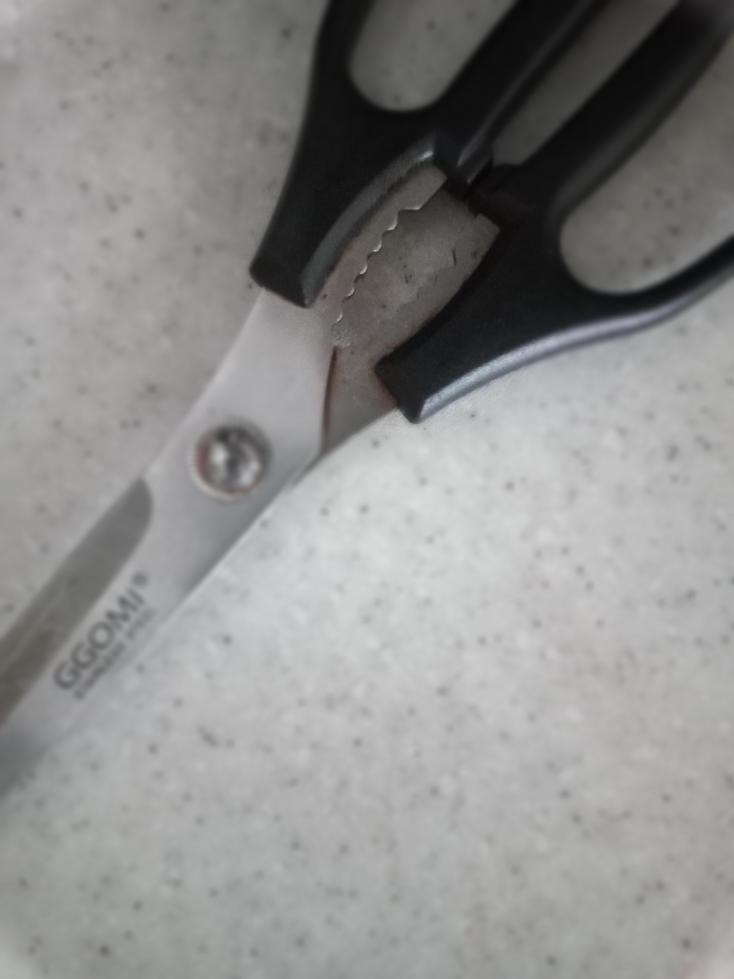  흔히 사용하는 큰 가위의 톱니부분은 도대체 뭘 위한 것일까요?