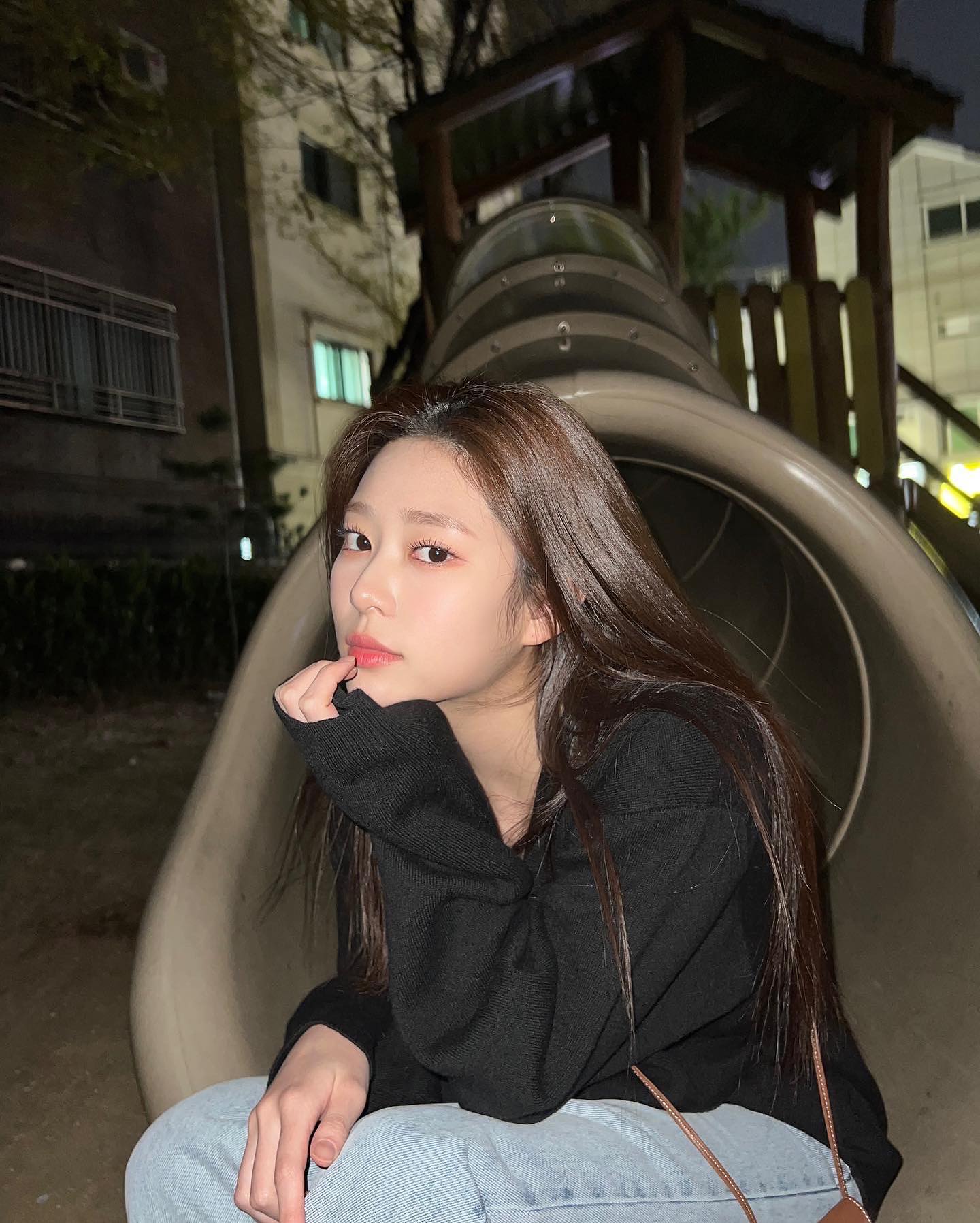  야심한 밤에 놀이터에서 화보 찍는 김민주