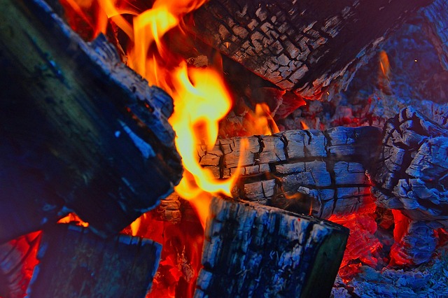 야생에서 캠핑을 할 때 불을 피우는 방법