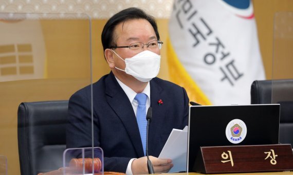  코로나19, 방역대책 3주간 거리두기 연장 / 사적모임 6인