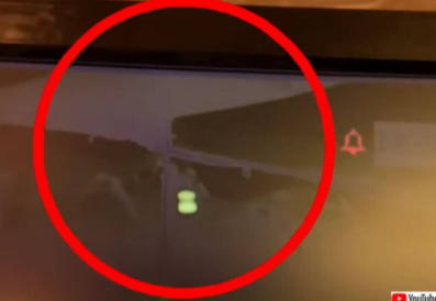 영국 펍의 감시 카메라가 포착한 녹색의 발광 물체를 운반하면서 서성거리고 있는 유령 같은 사람 모습