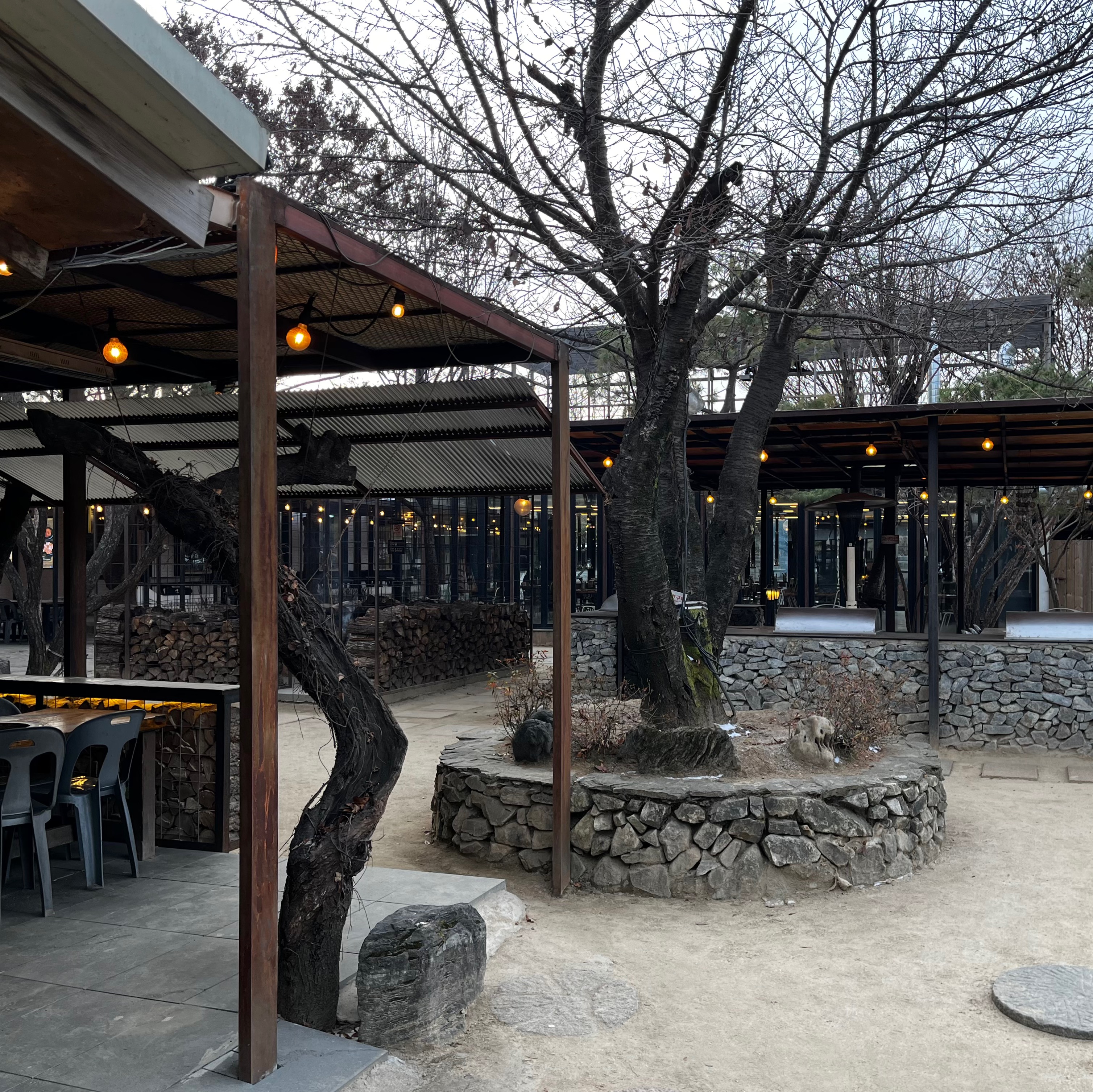 [강원도 춘천] 토담 숯불 닭갈비｜야외 or 실내에서 숯불에 구워 먹는 춘천 명물 닭갈비