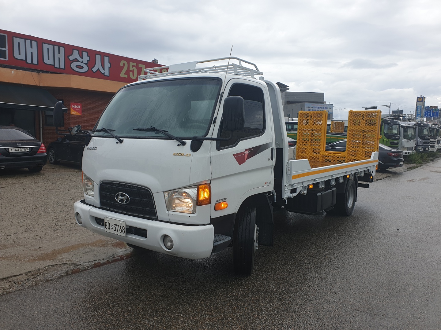  3.5톤자동사다리차 미니포크레인운반용2012.946만키로태건특장특트럭www.specialtruck.co.kr
