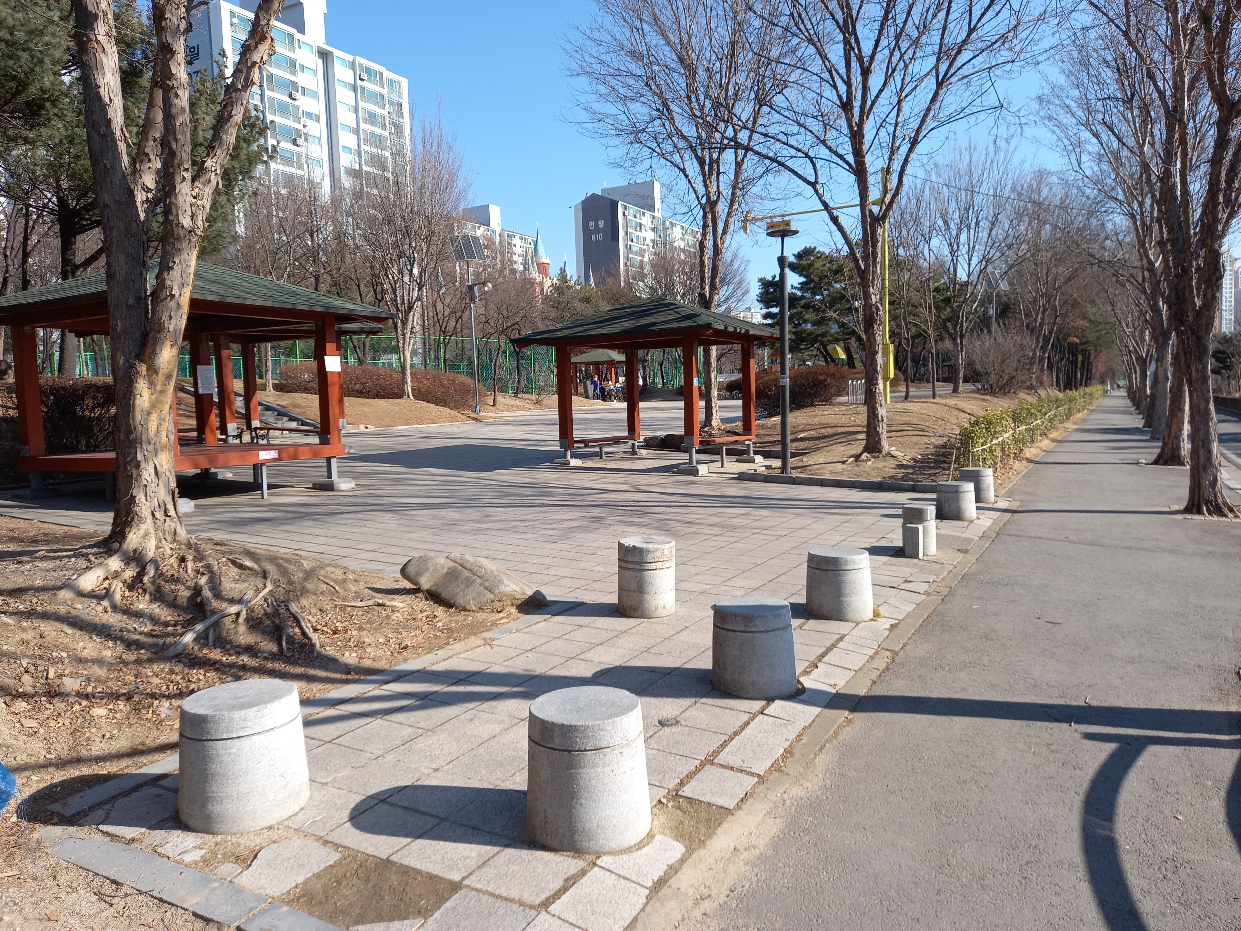  구리시 인창동 늘푸른공원에서 찍은 사진입니다.