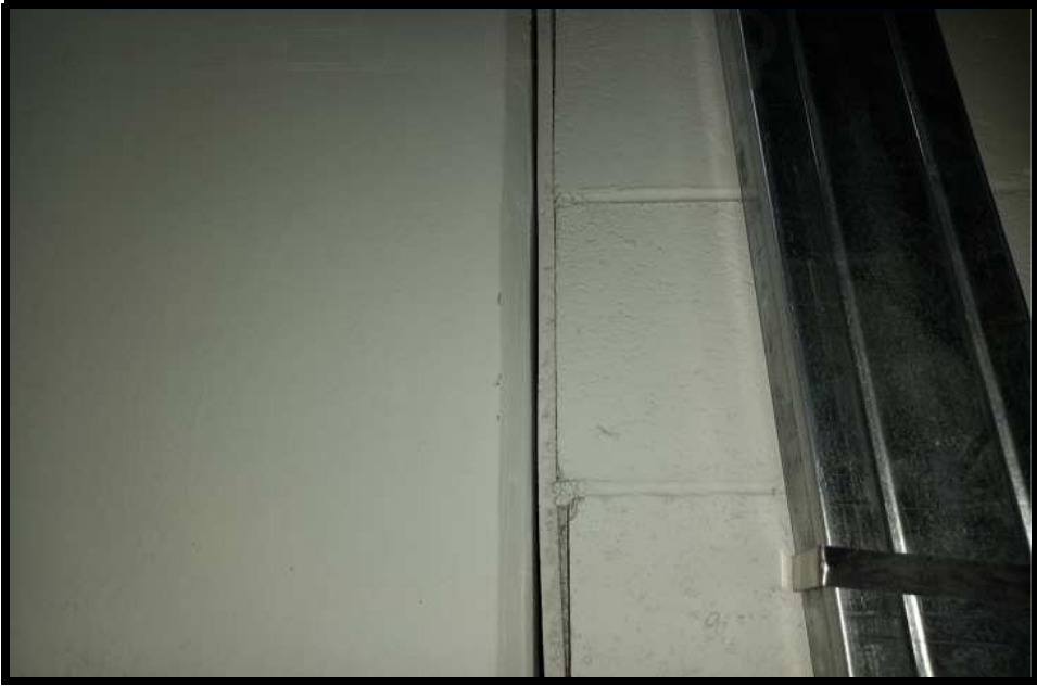  지하 내력구조부 조적벽체 접합부 갈라짐 하자 (image, photo of Cracking at the masonry wall joint of the underground load-bearing structure)