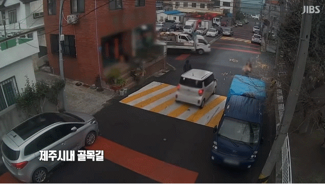  지나가는 차 바퀴에 발 집어넣고 보험사기친 남자 결말 자동차보험사기 막는방법!