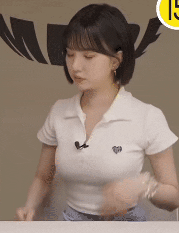  단추가 없어 더 이쁜 카라 크롭티 입은 비비지 은하