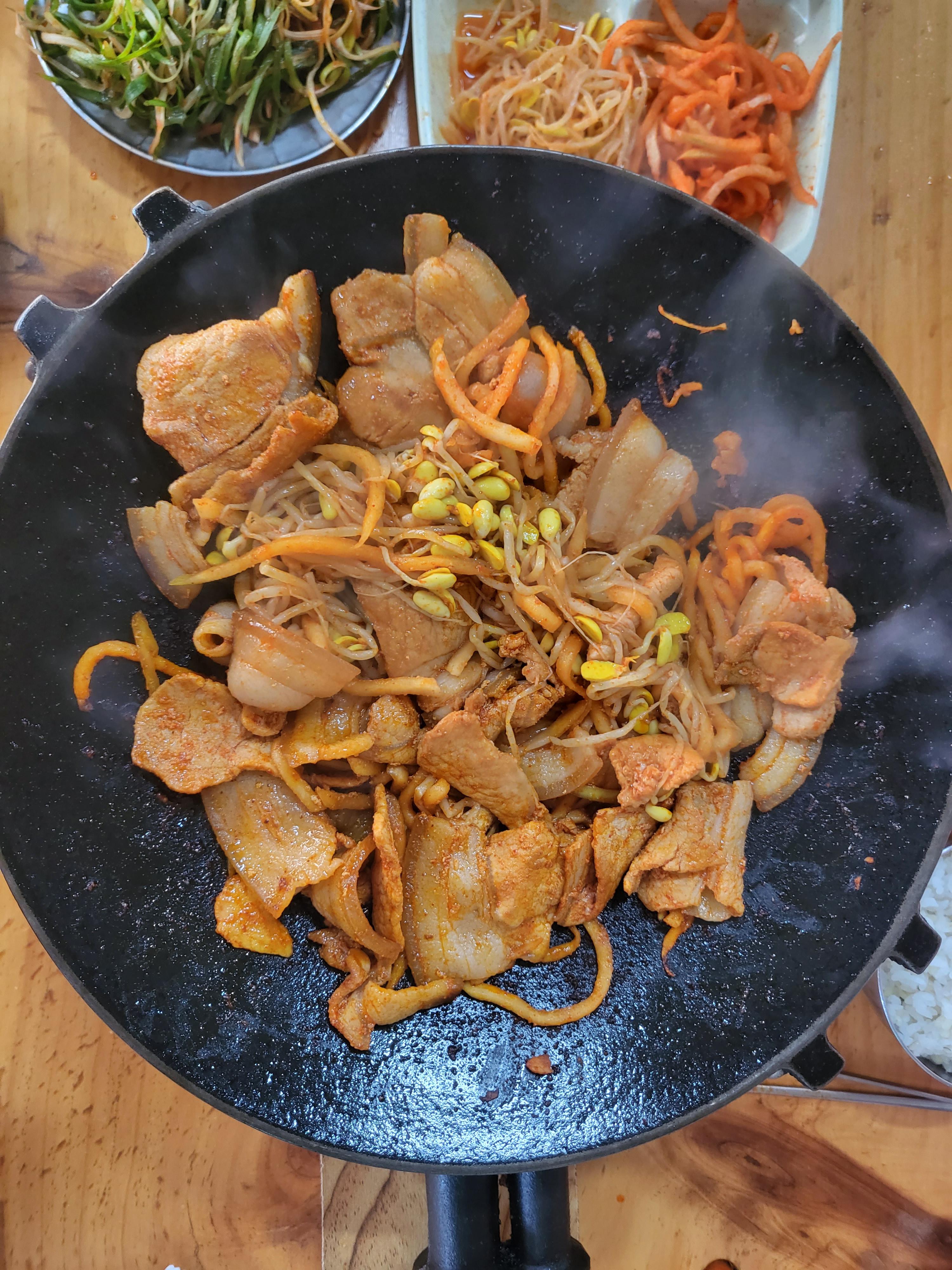  이름에서 끌렸다! 너무 나도 정겨운~~ 제주 서귀포 두루치기 맛 집 용이식당 : )