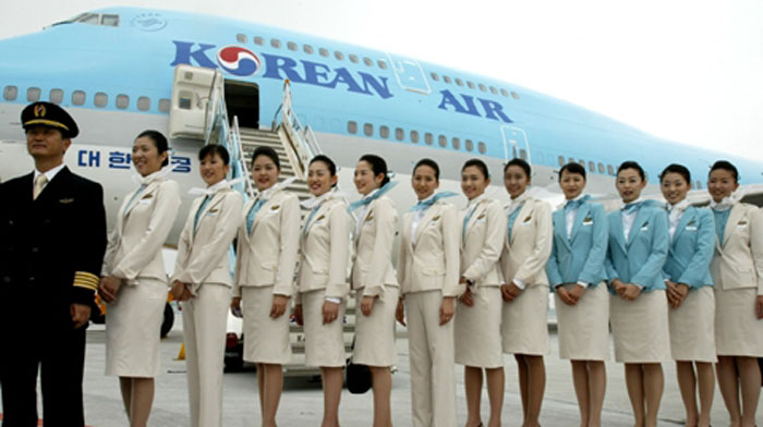 대한항공, 새로운 브랜드 이미지 위해 유니폼 변경?…2006년 ‘북창동식 서비스’ 비판 고려해야.