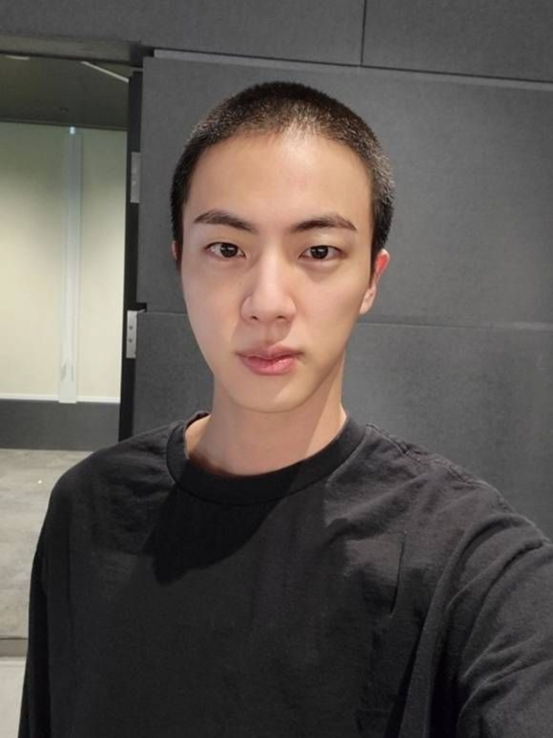  방탄소년단 진, 입대 앞두고 삭발 사진 공개...