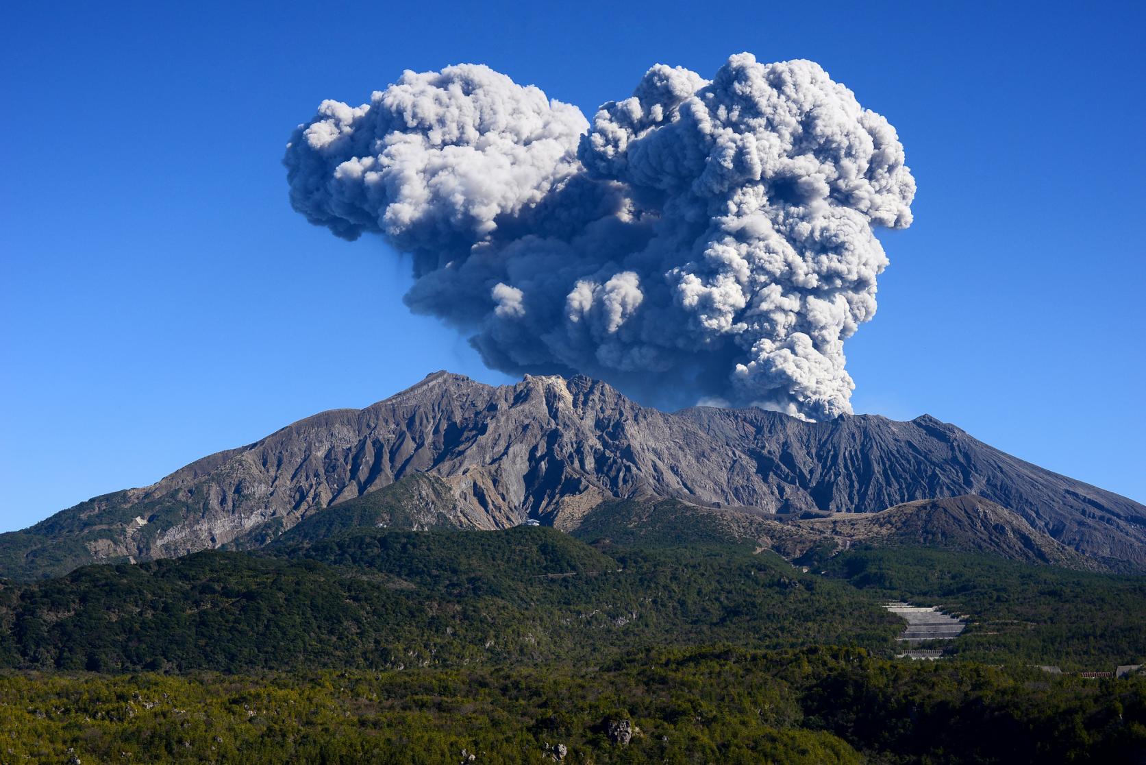 일본 가고시마 현에 위치한 사쿠라지마 화산(桜島火山) 폭발 분화 영상