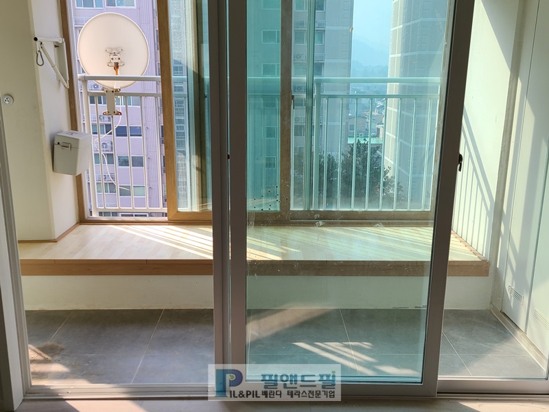  필앤드필 화단덮개 강원도  홍천 연봉아이파크아파트  베란다화단흙철거 수납공간 베란다 화단덮개 셀프화단덮개 화단데크 베란다화단
