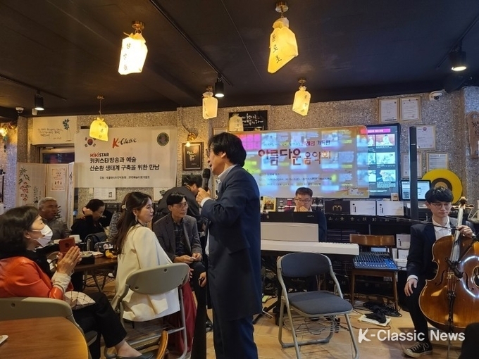 ▲사진=해설을 하고 있는 임창배 교수 ⓒ강남구 소비자저널