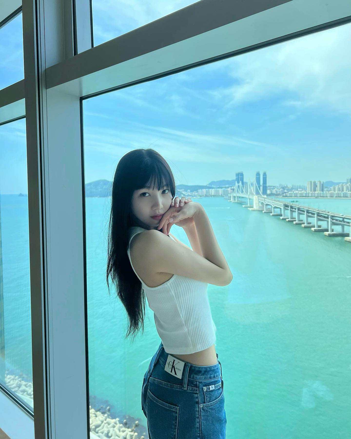  청바지 나시스웨터 입은 레드벨벳 조이