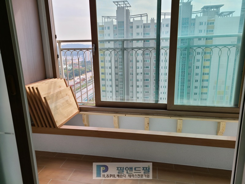  아파트 베란다 화단덮개 시공 수원시 천천동  천천푸르지오아파트 베란다수납 화단데크 베란다평상 툇마루 화단꾸미기 필앤드필