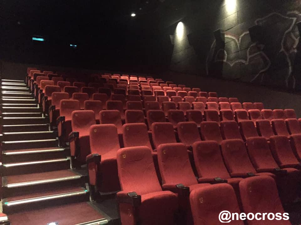  코로나19 때문에 초토화된 극장, 영화도 관객도 없다.