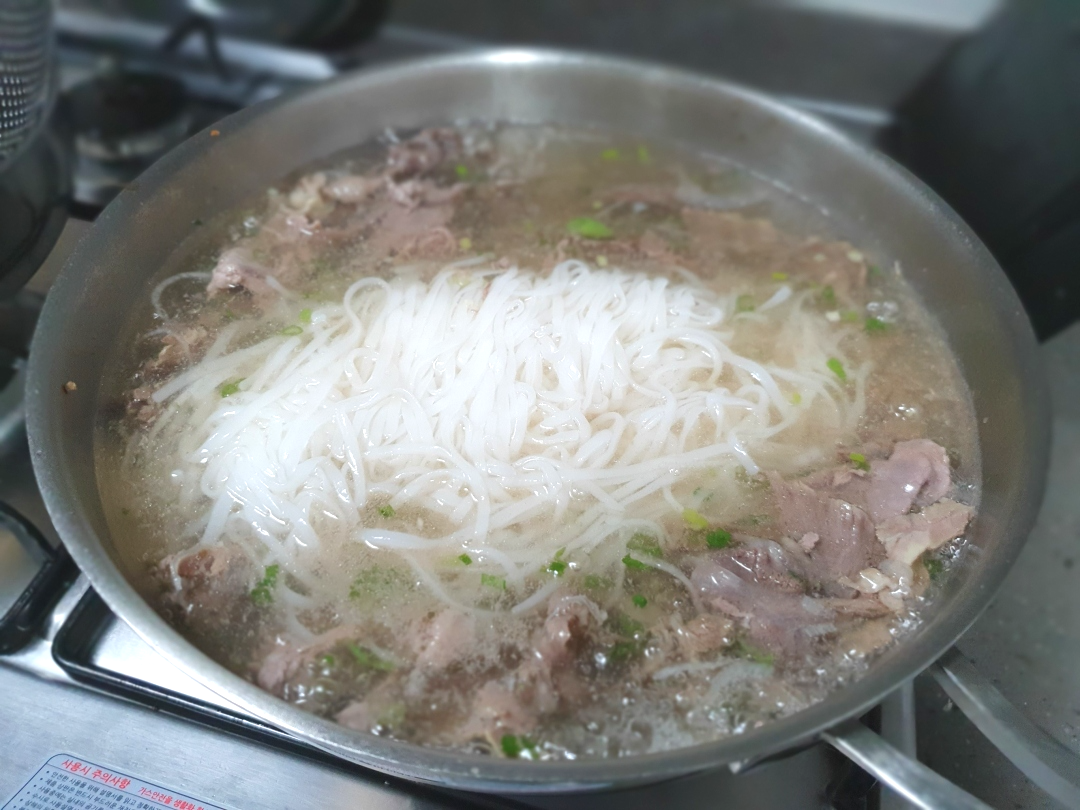 마이하노이-고기폭탄-쌀국수-면을-끓여진-고기-육수에-넣는-장면