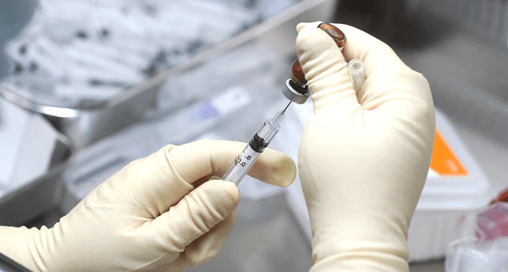 코로나 백신 주사기에 넣는 과정
