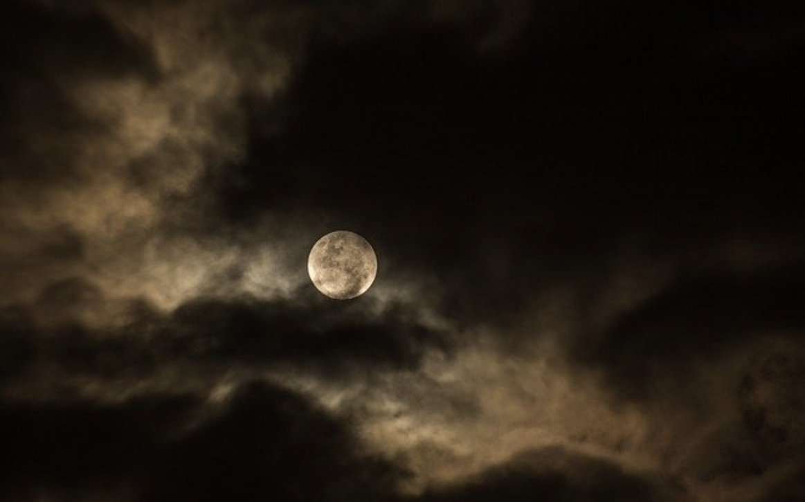 구름에 가려진 보름달