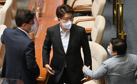  尹문자 파문에 국힘 멘붕..유승민은 말없이 사진1장 올렸다