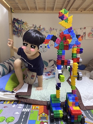 남자아이와 블록으로 만든 장난감 이미지입니다.