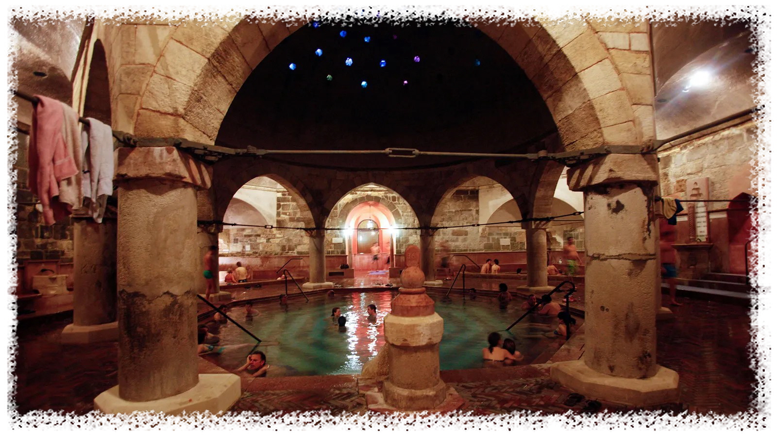 반짝이는 터키 상감 타일과 오스만 돔은 Rudas에서의 목욕을 정말 아름다운 경험으로 만듭니다.